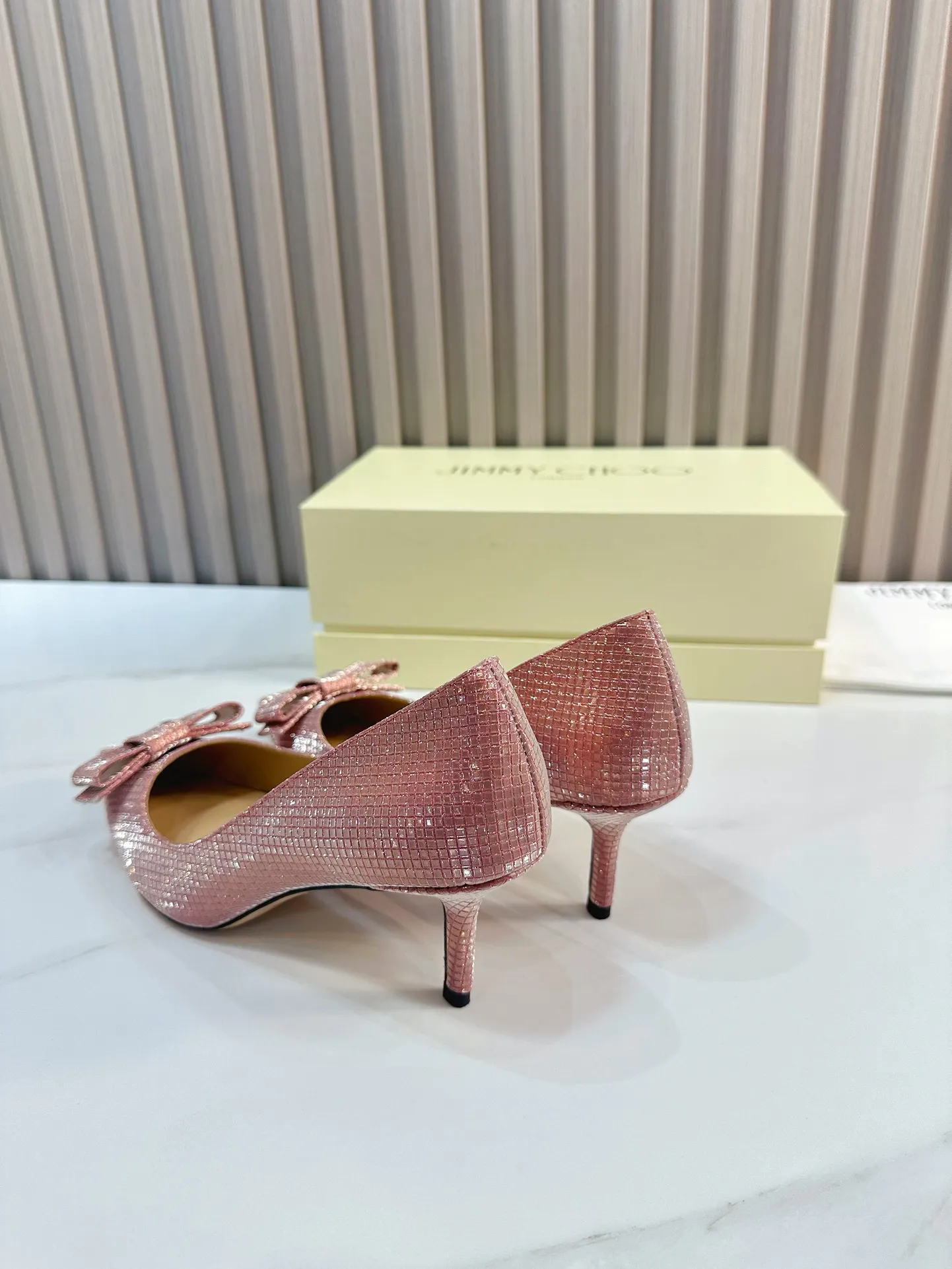👟👟Ex-factory price 620👟👟 JIMMY CHOO (Jimmy CHOO) 💝💝💝 is a very comprehensive noble fashion lifestyle brand, with a series of women's high-heeled, medium-heeled, flat-heeled sandals with the same straps from major fashion bloggers and celebrities in Hong Kong and the United States.  The Australian pointed toe, round toe and square toe series are simply beautiful. Fall in love with elegance and playful sense of the future. Just by looking at them, you want to own them immediately, but you can really think about a pair of exquisite high heels~~~~~~~~~~~~~~~~~ 💝This series is specially designed for extraordinary and indifferent ladies, thus creating a unique overall effect, Jimmy Choo Design products that inspire women to move forward and show their charm💝💝💝 1⃣️Material: Imported cowhide 2⃣️Inner: Imported Italian lambskin, super soft and delicate 3⃣️Outsole: Imported Italian original original color genuine leather outsole Heel height 6.5 4⃣️Code number: 35 to 39 (34, 40, 41 customized)